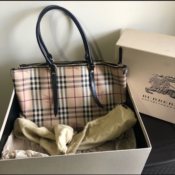 Burberry Handbags - Burberry tote